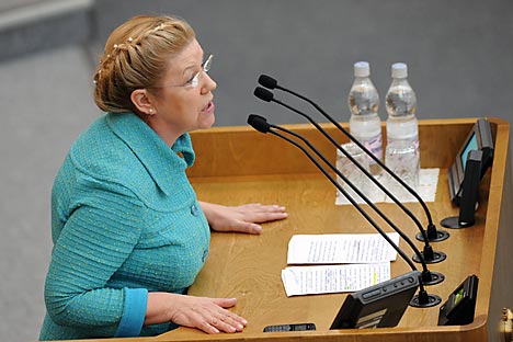 Chefe do Comitê da Família, da Mulher e da Criança, a deputada Elena Mizúlina discursa na Duma  Foto: Kommersant