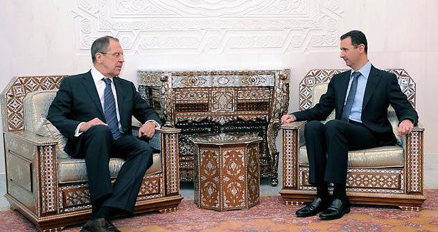 Serguêi Lavrov (à esq.) e Bashar al Assad (à dir.) Foto: Reuters