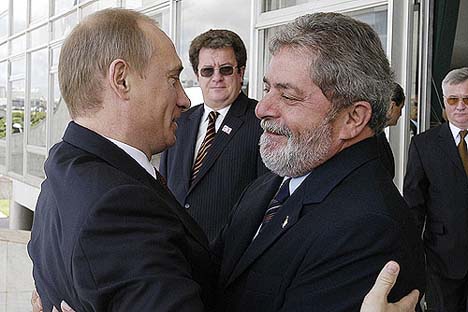Pútin e Lula se abraçam em encontro realizado em Brasília em novembro de 2004 Foto: Assessoria de imprensa do presidente da Rússia
