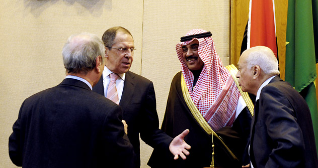 Reunião de chanceleres da Liga Árabe.  Sergei Lavrov (à esq.) fala antes de uma sessão conjunta de ministros das Relações Exteriores dos Estados Árabes (LAS) e do Ministrodos Negócios Estrangeiros da Federação Russa, no Cairo. Da direita para a esque