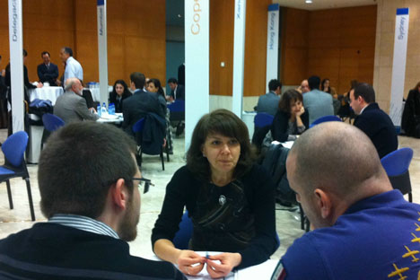 Elena Palaguina atiende una consulta en unas jornadas de internacionalización celebradas recientemente en Barcelona. Foto de Acc10/Generalitat de Catalunya.