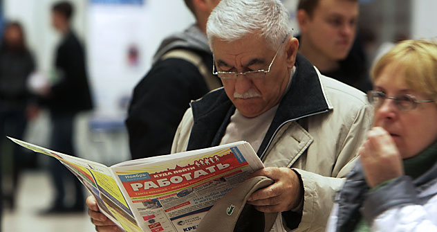 Homem procura emprego em jornal especializado. Limite de idade para setor financeiro é de 35 a 38 anos Foto: Serguêi Sevastianov
