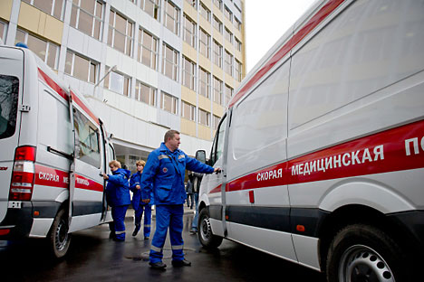 Las ambulancias tienen que ceder el paso cuando se realizan cortes de carretera para que pasen los coches oficiales. Foto de RIA Novosti