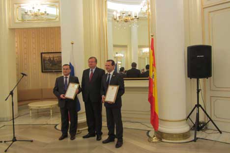 De izquierda a derecha: Víctor Pla, ex alcalde de La Sénia, embajador Alexánder Kuznetsov, alcade de Santa Cruz de la Zarza, Román MuñozFoto de Yolanda Delgado