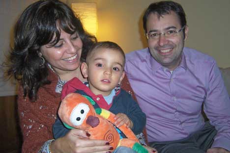 Anna y Jordi con su hijo Lluís Alexéi. Foto de Maite Montroi