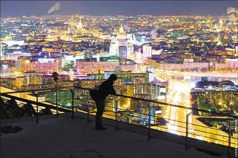 Una vista de la capital nocturna rusa desde arriba. Foto de Vitali Raskalov