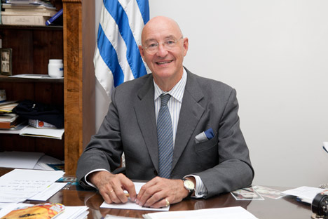 El Dr. Jorge Meyer Long, embajador del Uruguay en Rusia en su gabinete. Foto de Antón Chúrochkin. 