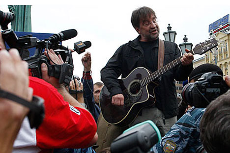  El rockero Yuri Shevchu en una manifestación multitudinaria en la plaza Pushkinskaya de Moscú, el día 22 de agosto de 2010.