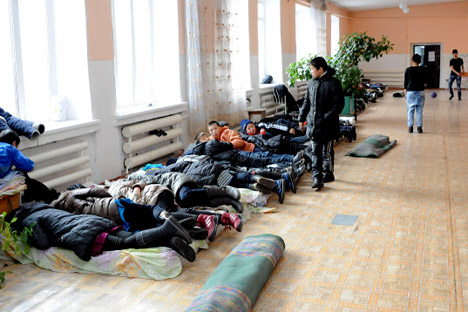 Un grupo de residentes son realojados después del terremoto. Foto de Maxim Jódorov, RIA Novosti
