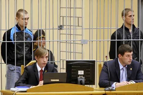 Vladislav Kovaliov y Dmitri Konoválov acusados del atentado en el metro de Minks en el juicio. Foto de Itar Tass.
