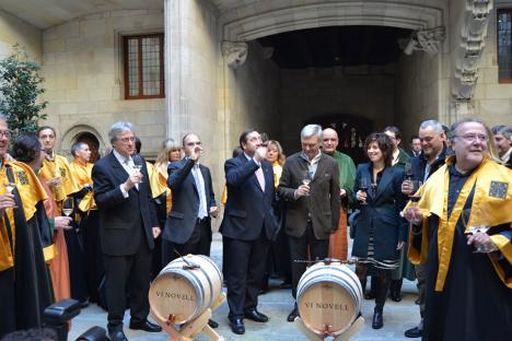 Fiesta del vino joven en el Palau de la Generalitat. El director general del Incavi es el segundo por la izquierda, bebiendo de la copa. DARP (Generalitat de Catalunya).