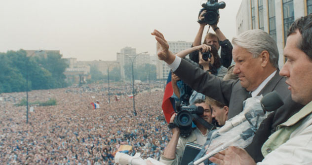 O primeiro presidente da Federação Russa, Boris Iéltsin, cumprimenta manifestantes em 20 de agosto de 1991. Foto: Reuters/Vostock 