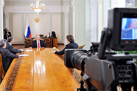 Vladimir Putin es entrevistado por los directores de la cadena estatal rusa de televisión. Fuente AFP, Noticias del Este