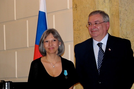 Selma Ancira con el embajador de Rusia en México, Sr. Valeri Morózov, tras la entrega de la medalla Pushkin. Foto gentileza de Selma Ancira.