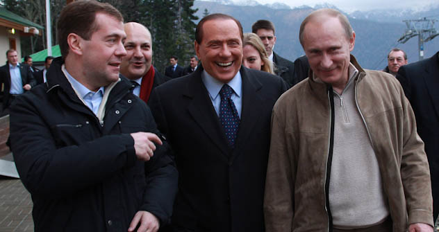Il premier italiano Berlusconi tra il presidente russo Medvedev (a sinistra) e il premier russo Putin . Foto di Reuters/Vostock-photo 