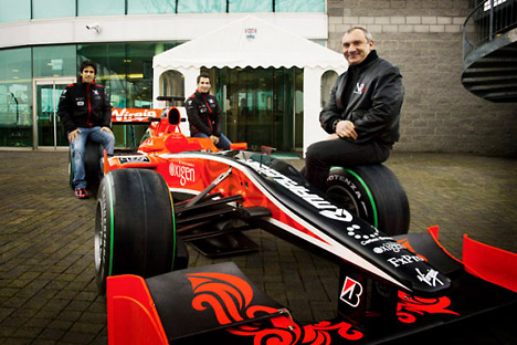 Da sinistra, l'italo-brasiliano Lucas Di Grassi e Timo Glock, piloti del team Marussia Virgin Racing di F1, e il russo Nikolai Formenko, presidente della Marussia Motors, dopo la firma per l'aquisto di una partecipazione nella scuderia Virgin (Foto: 