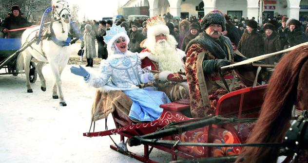 Ded Moroz (Nonno Gelo) e sua amata nipote Snegurochka (la fanciulla della neve) sono i protagonisti delle leggende dell'inverno russo (Foto: ITAR-TASS)
