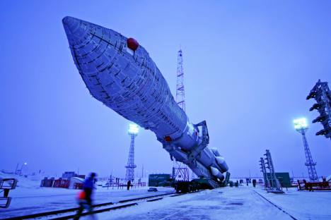 Proton-M, razzo vettore con booster DM, e tre satelliti Glonass percorrono una rampa di lancio del cosmodromo di Baikonur in Kazakhstan. Fonte: ITAR-TASS / Sergei Kazak