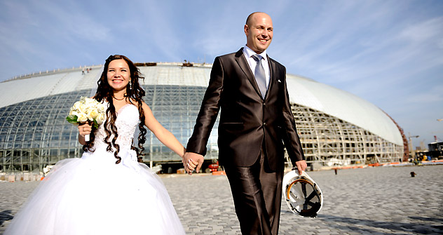 Alija Bulavskaja e suo marito Sergej nel giorno delle loro nozze, celebrate all'interno di uno degli stadi olimpici più grande di Sochi (Foto: Mikhail Mordasov)