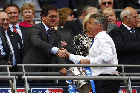 Correva l'anno 2009 e Fabio Capello stringeva la mano a Guus Hiddink (Foto: Reuters/Vostock-photo)
