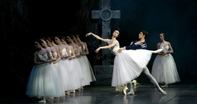 Svetlana Zakharova e Roberto Bolle nel balletto "Giselle" al Teatro alla Scala (Foto Marco Brescia)
