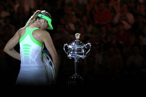 Maria Sharapova sconsolata durante la cerimonia di premiazione (Foto: Australian Open.com)