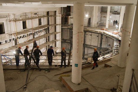 Operai all’interno del Bolshoi ultimano le balconate. Foto: Photoxpress 