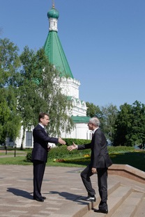 Dmitri Medvedev accoglie gli inviati dell’Ue. Foto: AP