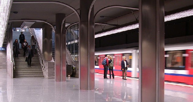 Warsaw Metro, stazione Ratusz. Foto di Wikipedia