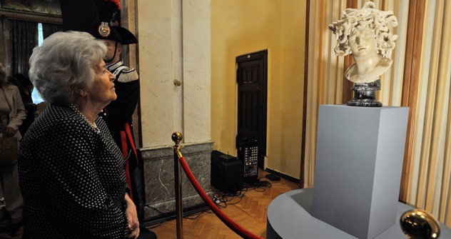 Nella foto in alto, la direttrice del Museo Pushkin di Mosca, Irina Aleksandrovna Antonova, ammira la Medusa di Gian Lorenzo Bernini, all'interno dell'ambasciata d'Italia in Russia. L'opera sarà al Pushkin dal 2 giugno.Foto: Itar-Tass
