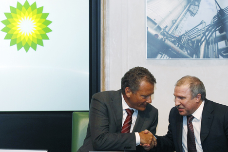 Carl-Henric Svanberg (a sinistra), presidente di BP, stringe la mano dell'omologo di Rosneft Eduard Khudainatov. Foto Reuters/Vostock Photo