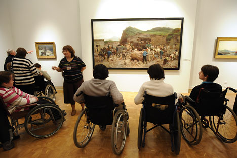 Visitatori in sedia a rotelle al Museo di Stato di Russia durante la Giornata dei diversamente abili (Foto: Itar-Tass)
