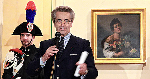 L`ambasciatore italiano a Mosca Antonio Zanardi Landi presenta la tela di Caravaggio alle sue spalle (Foto: Ria Novosti)