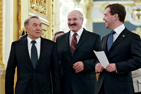 Aleksandr Lukashenko (Bielorussia), Nursultan Nazarbayev (Kazakhstan) e Dmitri Medvedev (Russia) (Foto: Reuters/Vostock-Photo)