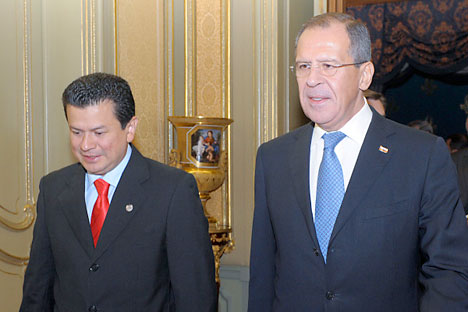 El canciller ruso Serguéi Lavrov con su homólogo salvadoreño Hugo Martínez durante su visita oficial a Moscú en octubre de 2010. Foto de RIA Novosti