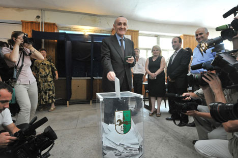Il futuro presidente dell’Abkhazia Ankvab vota in una circoscrizione elettorale a Sukhumi. Foto: Itar-Tass