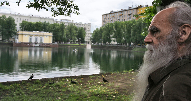 Ein Rentner an den Patriarchen-Teichen in Moskau. Foto: Kommersant