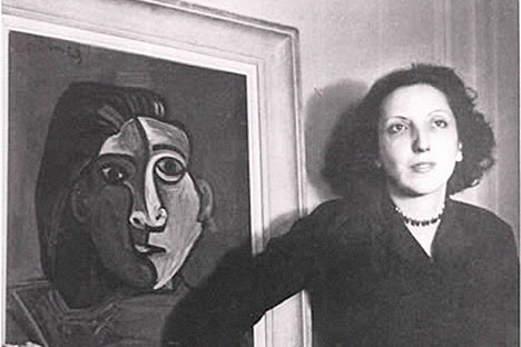 Susana Soca junto con su retrato pintado por Pablo Picasso. Foto divulgación 