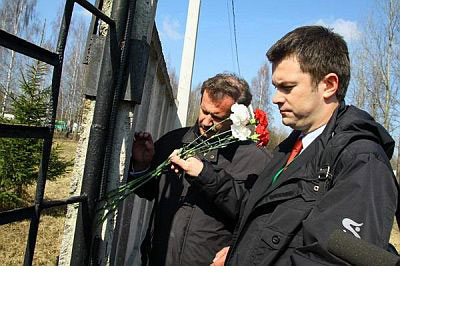 Polish journalists at the crashsite.Photo by Dmitry Raichev, Rossiyskaya Gazeta