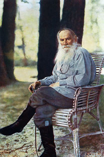 Sopra, Lev Tolstoj. Il libro di Basinskij raccontagli ultimi dieci giorni dello scrittore.Foto d'ITAR-TASS