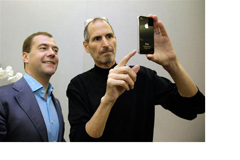 Apple chief executive Steve Jobs (R) shows an iPhone 4 toRussia's President Dmitry Medvedev during his visit to SiliconValley in Cupertino June 23, 2010Source: © RIA Novosti / Reuters / Vostock