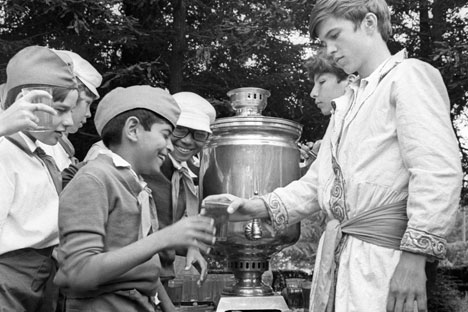 Indian kids drink tea from Russian samovar at a camp at Artekin Soviet Union in 1975. Source: RIA Novosti