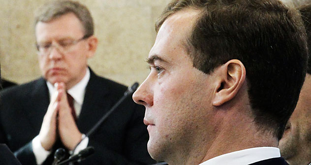Aleksêi Kúdrin (à esq.) Dmítri Medvedev (à dir.) Foto: Reuters