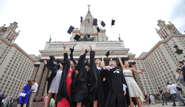 Estudiantes graduados en las puertas de la MGU. Fuente: Ramil Sitdikov / RIA Novosti.
