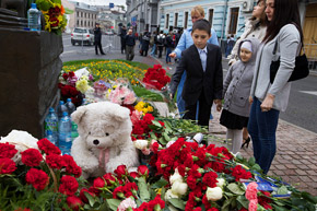 ベスラン学校占拠事件のモニュメントに子供達が花束を捧げる ロシア ビヨンド