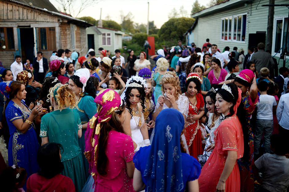 Guests at a wedding held in a Romani camp in Chudovo town. Source: Konstantin Chalabov / RIA Novosti