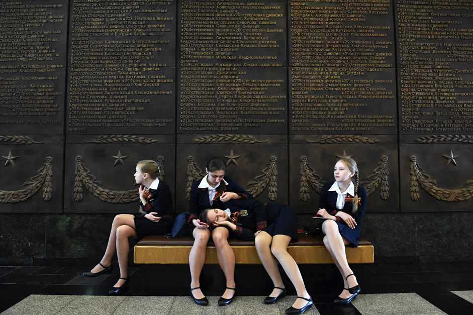 RUSSIAN FEDERATION, Moscow : Schoolgirls rest on a banquette at the Museum of the Great Patriotic War at Poklonnaya Gora in Moscow on April 28, 2015. Russia celebrates the 70th anniversary of the 1945 victory over Nazi Germany on May 9. 