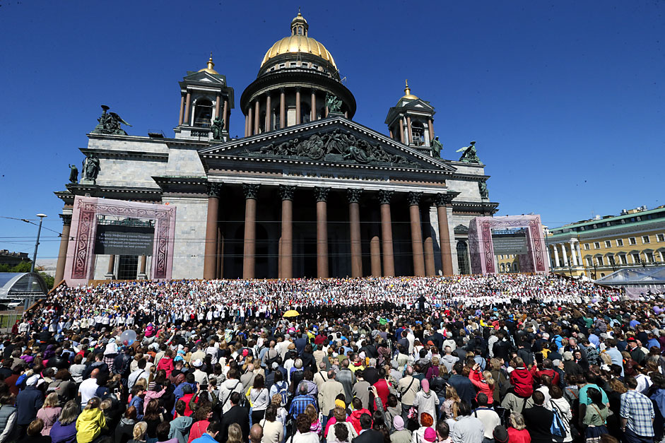 More than 3,000 choir singers perform their program in front of theSt. Isaac's Cathedral during the celebration the City Day in St.Petersburg, Russia, 24 May 2015.