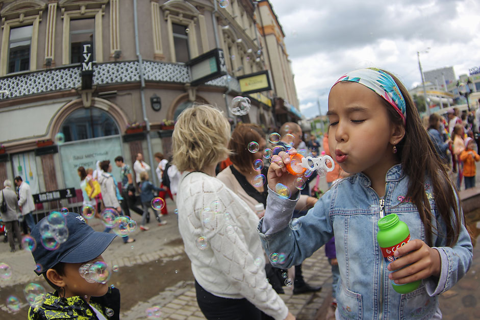 Участниците в парада на сапунените балони „Дриймфлеш“ в Казан.