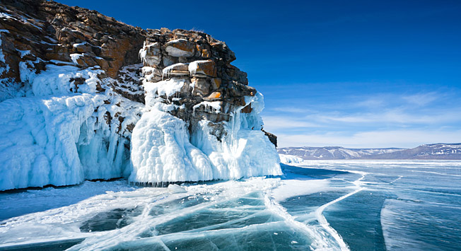 In den Wintermonaten lädt der See zu Wanderungen über das Eis ein.